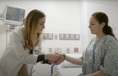 Кодирование Аквилонг в Калаче Врач держит пациентку за руку