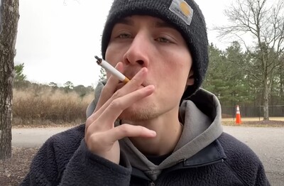 Лечение зависимости от табакокурения в Калаче Мужчина с сигаретой делает затяжку