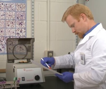 Клиника лечения наркозависимости в Калаче Врач в кабинете клиники