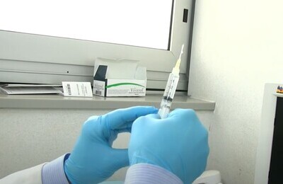 Проведение кодирования Вивитролом в Калаче Шприц с Вивитролом в руках у врача